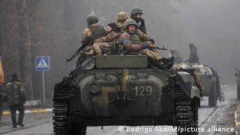 Украинские солдаты на бронетранспортере