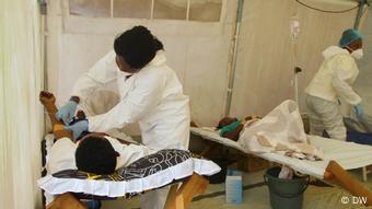 Γιατρός βοηθάει ασθενή που πάσχει από χολέρα στο Καμερούν.