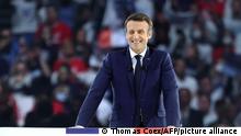 Emmanuel Macron, Präsident von Frankreich, der sich mit der zentrischen Partei «La Republique en Marche (LREM)» zur Wiederwahl stellt, steht während einer Wahlkampfveranstaltung in der La Defense Arena auf der Bühne. Die Präsidentschaftswahlen in Frankreich finden am 10. und 24. April 2022 statt. +++ dpa-Bildfunk +++