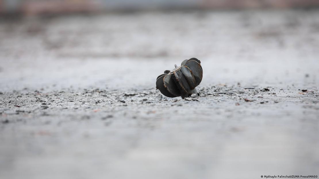 A imagem mostra uma mina vis&iacute;vel sobre o asfalto. Russos teriam espalhado explosivos pela cidade.