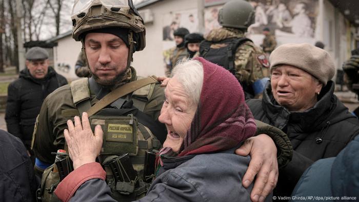Пожилые женщины с украинскими военными в Буче, 2 апреля 2022 года