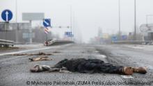 02.04.2022, Ukraine, Butscha: *** ATTENTION EDITORS GRAPHIC CONTENT *** Der Leichnam eines Zivilisten liegt auf einer Autobahn, 20 km von Kiew entfernt. Fast 300 Zivilisten wurden entlang der Straße zwischen Zhytomyr und Kiew in der Nähe von Butscha getötet. Die meisten Opfer versuchten, den Fluss Buchanka zu überqueren, um das ukrainisch kontrollierte Gebiet zu erreichen, und wurden dabei getötet. Foto: Mykhaylo Palinchak/SOPA Images via ZUMA Press Wire/dpa - ACHTUNG: Graphic Content +++ dpa-Bildfunk +++