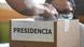 En la imagen de archivo se observa a una persona votando ante la mirada de un representante de la mesa electoral. En la imagen de archivo se observa a una persona votando ante la mirada de un representante de la mesa electoral.