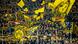 Fanáticos del Borussia Dortmund ondean banderas del equipo en el partido contra el RB Leipzig. Fanáticos del Borussia Dortmund ondean banderas del equipo en el partido contra el RB Leipzig.