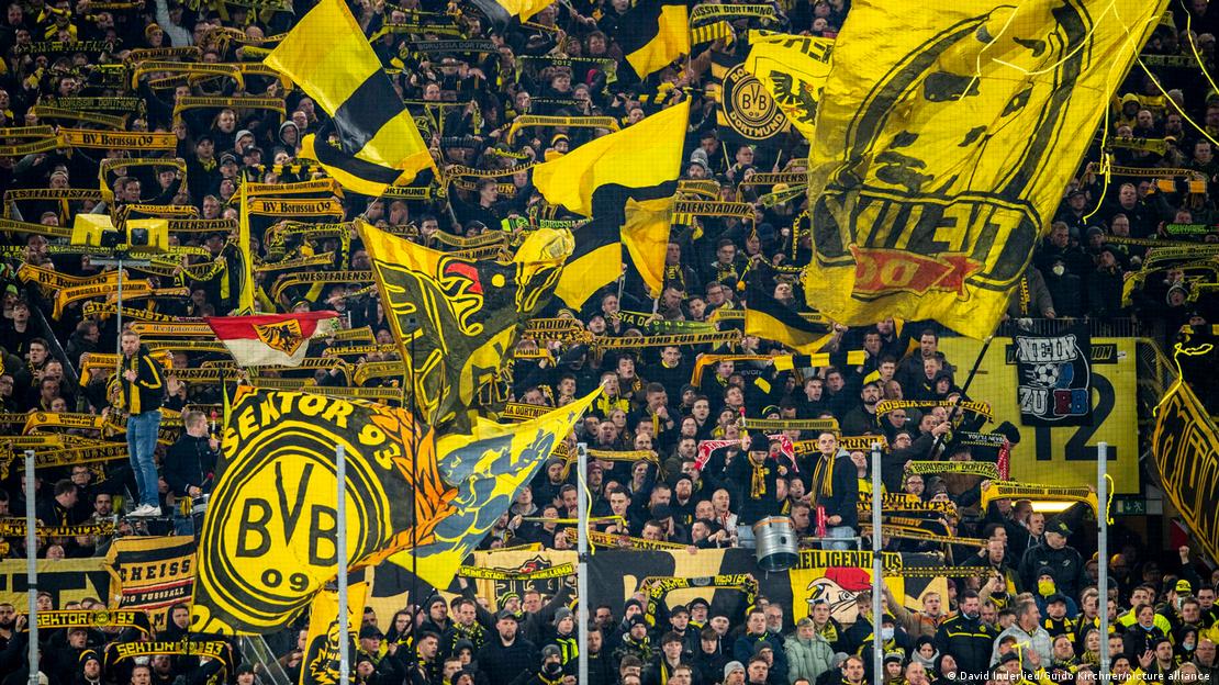 om forladelse pustes op Spændende Opinion: Finally Bundesliga stadiums are full again – DW – 04/03/2022