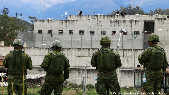 Soldados montan guardia fuera de la prisión de Turi después de los enfrentamientos en la prisión de Cuenca, Ecuador (03.04.2022)