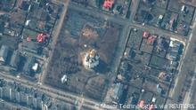 ***ACHTUNG: Die DW kann dieses Bild nicht unabhängig verifizieren!*** A satellite image shows the grave site with an approximately 45-foot (approximately 13,7 meters) long trench in the southwestern section of the area near the Church of St. Andrew and Pyervozvannoho All Saints, in Bucha, Ukraine, March 31, 2022. Picture taken March 31, 2022. Satellite image 2022 Maxar Technologies/Handout via REUTERS ATTENTION EDITORS - THIS IMAGE HAS BEEN SUPPLIED BY A THIRD PARTY. MANDATORY CREDIT. NO RESALES. NO ARCHIVES. DO NOT OBSCURE LOGO.