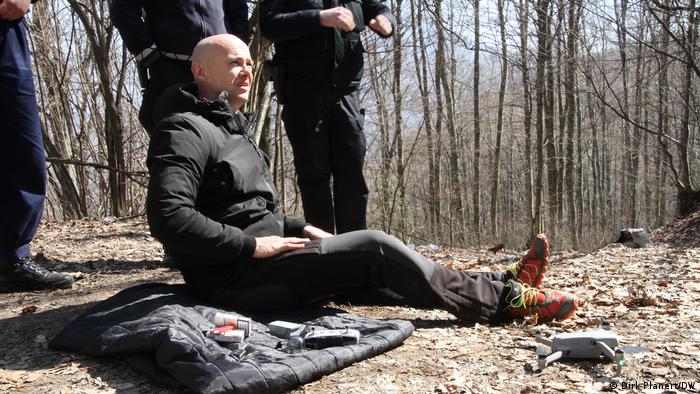 افسران پلیس مرزی بوسنی همچنین در صورت یافتن پناهجویان بیمار یا مجروح در جنگل مستقیم با سازمان کمک‌رسانی SOS Bihac تماس گرفته و به آنها اطلاع می‌دهند. این اقدام به ویژه در زمستان جان افراد را نجات می‌دهد. زلاتان کواچویچ، رئیس این سازمان امدادرسانی، خود قربانی جنگ است؛ او در ۱۵ سالگی پای چپ خود را بر اثر انفجار یک نارنجک در جنگ بوسنی از دست داده است. زلاتان می‌گوید: «ترومای من، مرا قوی می‌کند.»