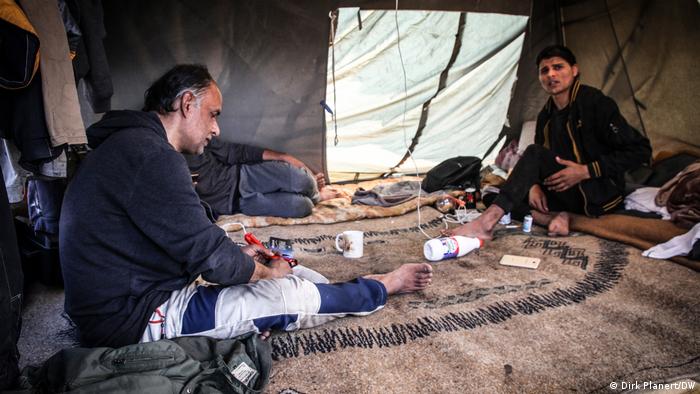 U izbegličkom kampu Lipa, udaljenom 20 kilometara od Bihaća, trenutno živi 200 do 300 muškaraca. Međutim, kao i ova dvojica, većina migranata i nije u kampu, potražili su sklonište na periferiji grada ili u šumi. To je bliže granici. U gradu postoji i mali kamp za žene, decu i porodice.