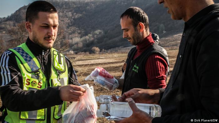 ایندی ۲۲ ساله یکی از کارمندان آموزش دیده صحی سازمان «بیهاچ اس او اس» است. او و همکارانش در غرب بوسنیا به مهاجران مصدوم شده کمک طبی می کنند. سازمان امدادی غیردولتی آلمانی «لاوت لوز» یک آمبولانس را برای کمک به این مهاجران اعانه داده است.