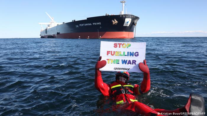 Dänemark Greenpeace Protestaktion vor dem Supertanker Pertamina Prime