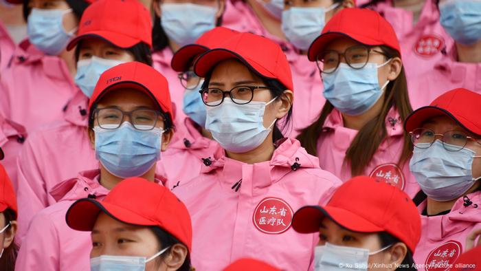 China medizinisches Personal aus Shandong auf dem Weg nach Shanghai