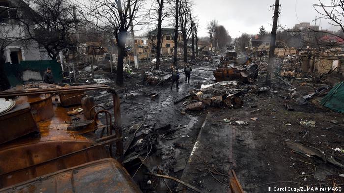Ukraine, Butscha: völlig zerstörter Straßenzug