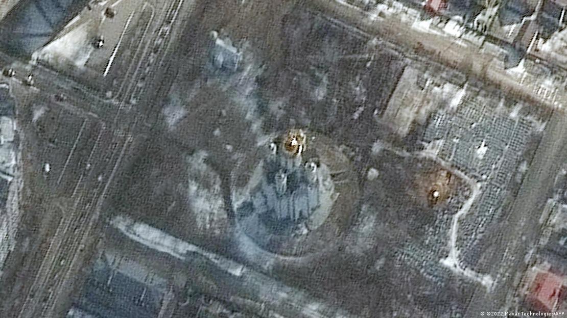 Foto de satélite mostra aparente vala aberta ao lado de igreja em Bucha