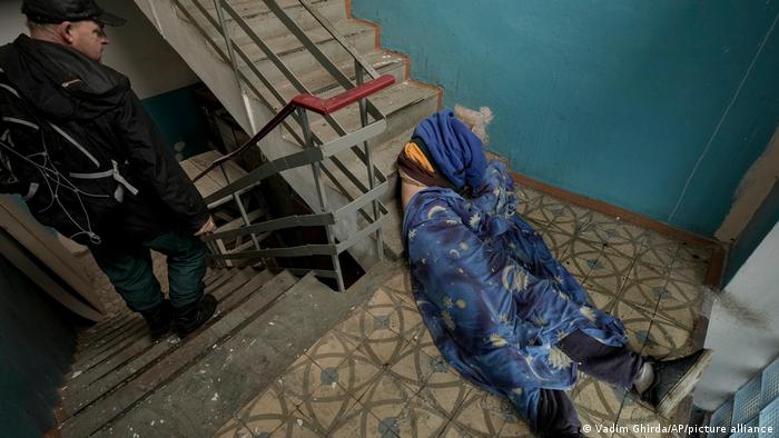 Ukraine | Leiche in einem Treppenhaus in Bucha
