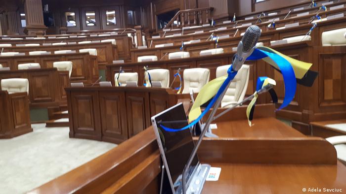 Ленты в цветах флага Украины в зале заседаний парламента Молдовы