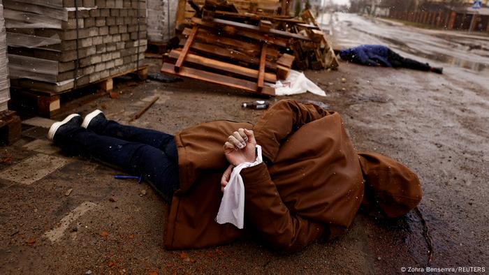 Cadáveres maniatados en el centro de la ciudad ucraniana de Bucha.
