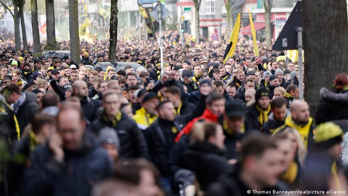 Les supporters de la Bundesliga se rassemblent devant le Signal Iduna Park à Dortmund