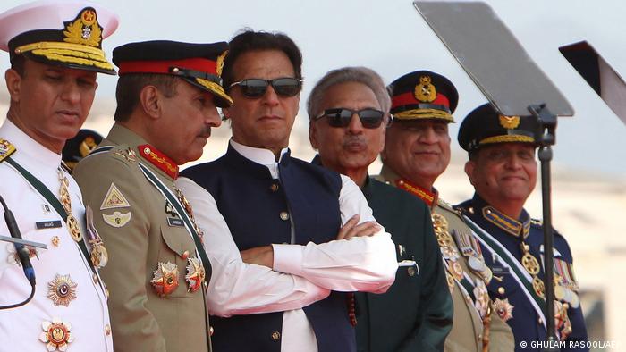 رئيس الحكومة الباكستانية عمران خان ورئيس البلاد عارف علوي بجانبه