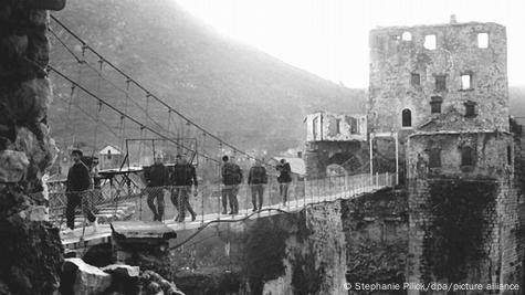 Ura e shkatërruar në jaanr 1996 në Mostar Ura e shkatërruar në jaanr 1996 në Mostar