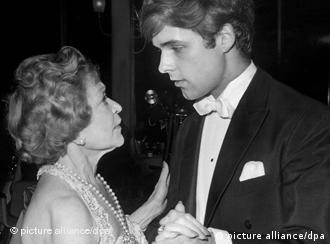 Jungstar Thomas Fritsch mit Grethe Weiser auf dem Berliner Filmball (1964)