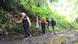 Sekelompok orang menikmati kegiatan mendaki gunung Sekelompok orang menikmati kegiatan mendaki gunung