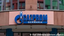 ARCHIV - 01.04.2022, Berlin: Das Logo von Gazprom Germania GmbH, Tochterunternehmen der Gazprom Export des russischen Gasversorgers Gazprom, ist an der Fassade der Gazprom Germania-Zentrale angebracht. Bundeswirtschaftsminister Habeck setzt die Bundesnetzagentur als Treuhänderin für die deutsche Tochter des russischen Staatskonzerns Gazprom ein. (zu dpa «Habeck: Bundesnetzagentur Treuhänderin für deutsche Gazprom-Tochter») Foto: Paul Zinken/dpa +++ dpa-Bildfunk +++