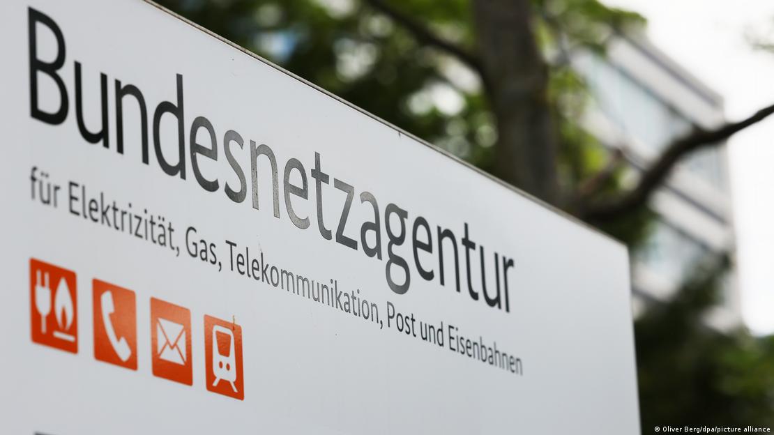 Almanya'da, enerji, telekomünikasyon, posta ve demir yolları gibi alanlardaki düzenlemelerden sorumlu daire Federal Ağ Ajansı (Bundesnetzagentur).
