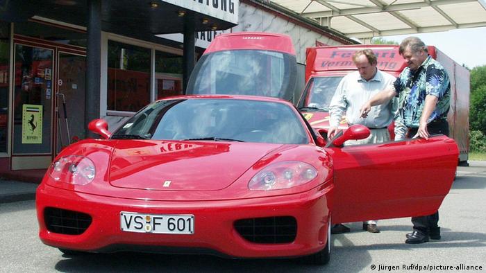 Schwarzwälder Ferrari-Vermieter zeigt einen Ferrari einen Kunden