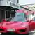 Schwarzwälder Ferrari-Vermieter zeigt einem Kunden den Sportwagen 