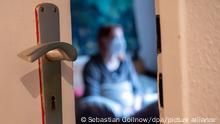Eine Frau sitzt während der Isolation nach einem positiven Corona-PCR-Test auf ihrem Bett. Die Isolation kann mit einem negativen PCR- oder Schnelltest nach sieben Tagen beendet werden, wenn keine Symptome vorliegen. +++ dpa-Bildfunk +++