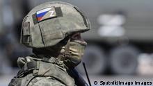 Російський військовий на в'їзді до Мелітополя, фото 25 березня 2022 року