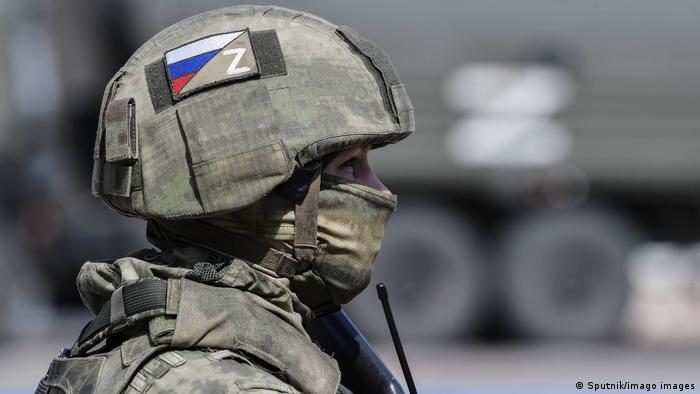 Российский военный на въезде в Мелитополь 