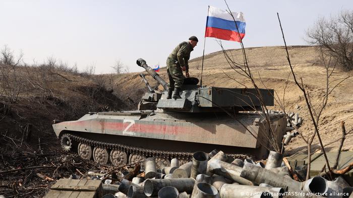 Российский танк и военнослужащий Российский танк и военнослужащий