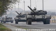 epa04985413 Pro-Russian rebel's tank column drive along a road in the Lugansk region, Ukraine, 20 October 2015. Ukraine and pro-Russian rebels continue to withdraw their guns with a caliber of less than 100 millimeters from the front line in Donetsk and Lugansk areas, in accordance with the Minsk agreement. EPA/ALEXANDER ERMOCHENKO ++