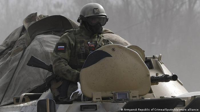 Солдат РФ на бронетехніці в Україні