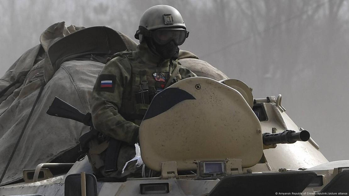 Soldado russo na abertura da parte superior de um tanque russo