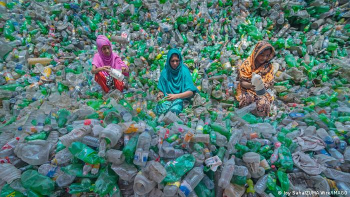 Arbeiter sortieren gebrauchte Plastikflaschen in einer Recyclingfabrik in Noakhali, Bangladesch