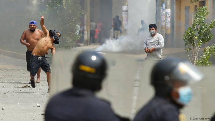 Choques entre manifestantes y fuerzas del orden en Ate, al este de Lima.