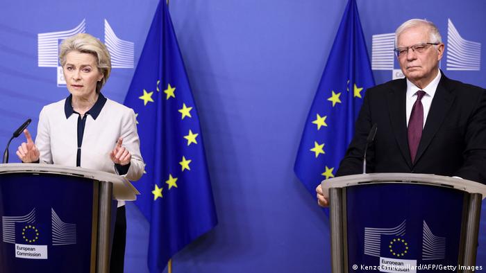 La presidenta de la Comisión Europea, Ursula von der Leyen, y el jefe de la diplomacia de la UE, Josep Borrell.