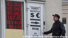 DIESES FOTO WIRD VON DER RUSSISCHEN STAATSAGENTUR TASS ZUR VERFÜGUNG GESTELLT. [MOSCOW, RUSSIA - MARCH 31, 2022: A man is seen at the entrance to a bureau de change in central Moscow. On 31 March at 12.30pm Moscow time, the euro and US dollar exchange rates against the rouble at the Moscow Exchange reached 92.61 and 83.24 respectively, with the rouble continuing to strengthen. Mikhail Metzel/TASS]