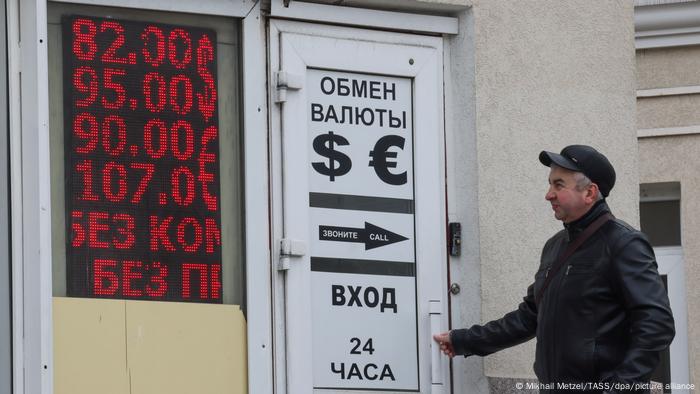 Un hombre frente a una casa de cambio en Moscú.