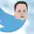 رسمة لعلامة تويتر وقد حل رأس الملياردير إيلون ماسك محل رأس الطائر. 