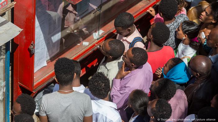 De jeunes Éthiopiens lisent des offres d'emploi sur un site d'emploi public