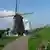Die Windmühle von Doel, dahinter das Atomkraftwerk