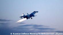DIESES FOTO WIRD VON DER RUSSISCHEN STAATSAGENTUR TASS ZUR VERFÜGUNG GESTELLT. [RUSSIA - MARCH 20, 2022: A Sukhoi Su-35 fighter carries out a night mission during a special military operation. Pilots of the Russian Aerospace Forces performed air interception and destroyed air defence systems of the Ukrainian Armed Forces. Best quality available. Video screen grab/Russian Defence Ministry/TASS]