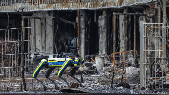 Il cane robotico della polizia ispeziona un complesso di appartamenti che ha preso fuoco.