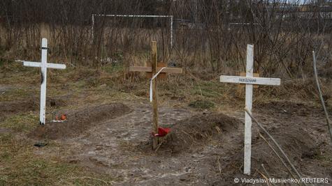 Могилы людей, погибших во время российской оккупации, в Гостомеле под Киевом