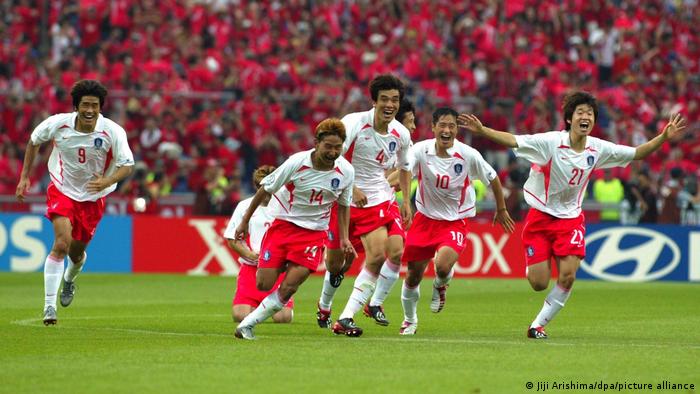 Les joueurs sud-coréens Seol Ki-Hyeon, Lee Chun-Soo, Choi Jin Cheul, Lee Young-Pyo et Park Ji-Sung célèbrent pendant la Coupe du monde 2002
