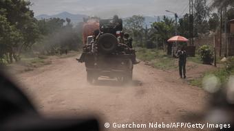 Des soldats traversent les rues de Rutshuru en voiture, quelques jours après les affrontements avec les rebelles du M23 à Rutshuru